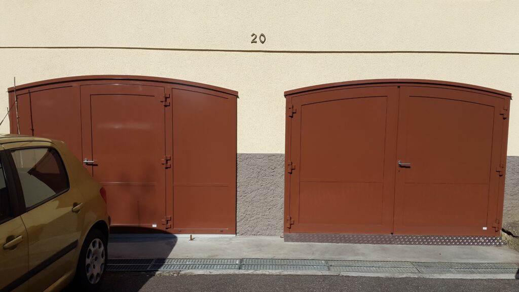 Portes de garages exterieur en bois brun