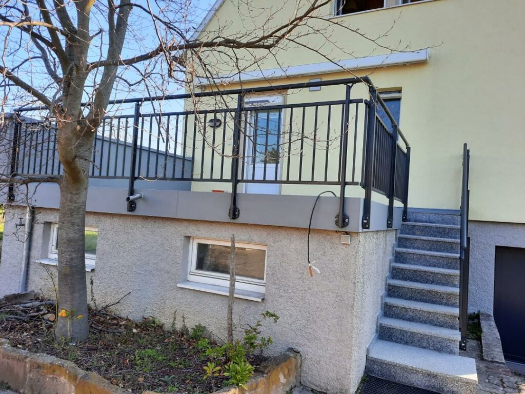 Rampe d'escalier intérieur en aluminium avec garde-corps sur mesure