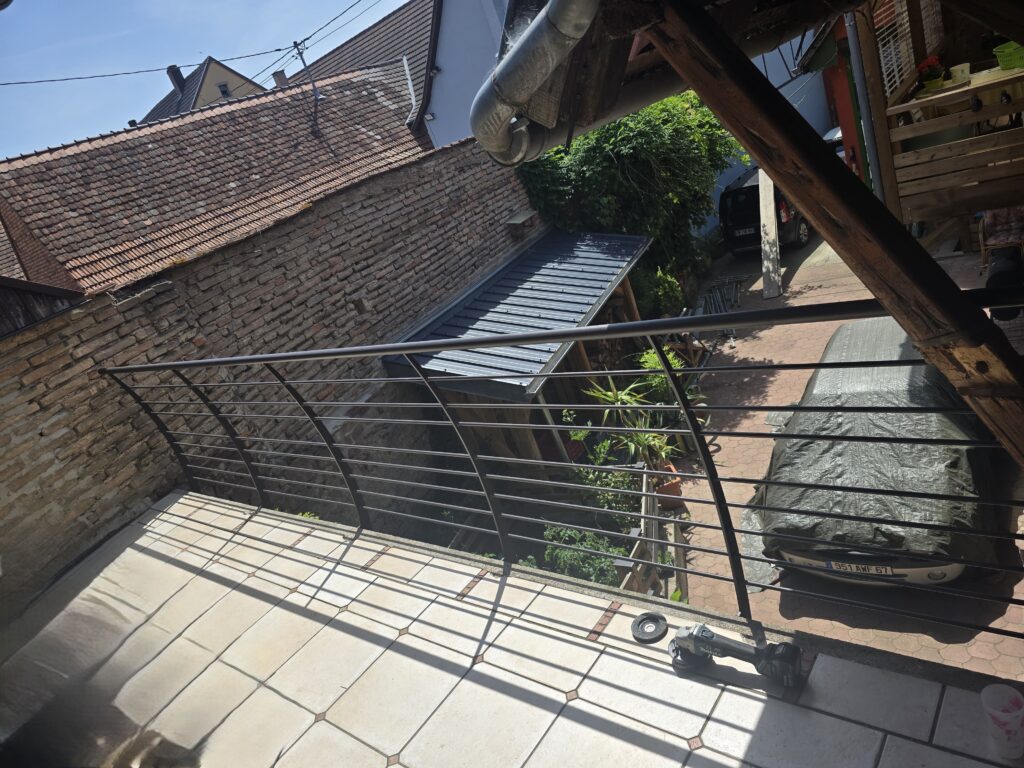Pose de garde-corps aluminium sur balcon par Braun A Successeurs